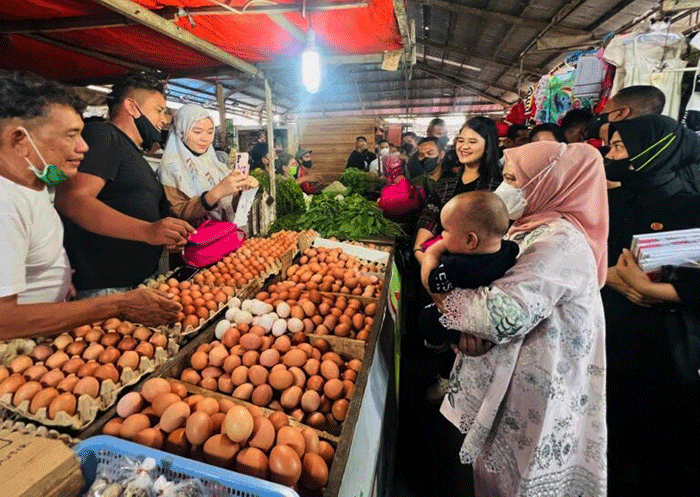Presiden Joko Widodo dan Iriana Joko Widodo meninjau Pasar Bakti, Kota Medan, Sumatra Utara, Kamis (9/2/2023).