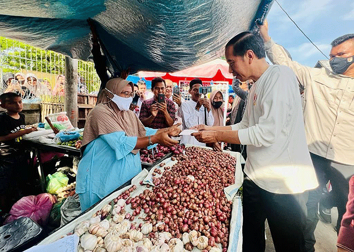 Presiden Joko Widodo mengecek harga-harga sejumlah komoditas di Pasar Batuphat Timur, Kota Lhokseumawe, Provinsi Aceh, Jumat (10/2/2023).