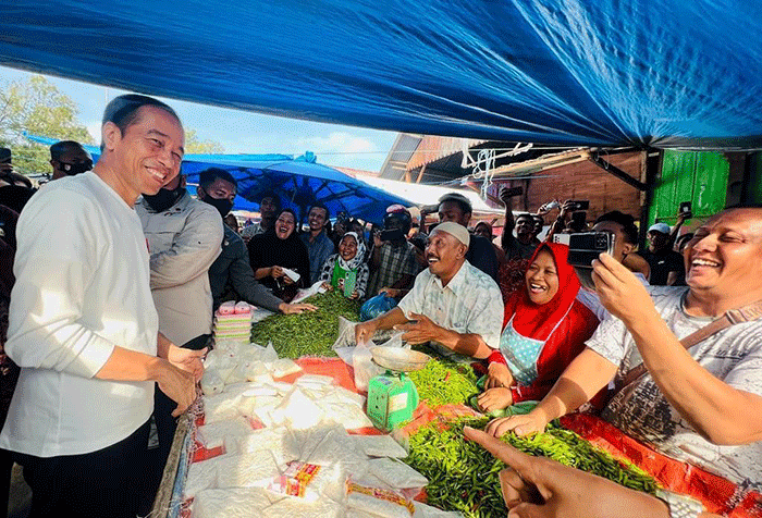 Presiden Joko Widodo mengecek harga-harga sejumlah komoditas di Pasar Batuphat Timur, Kota Lhokseumawe, Provinsi Aceh, Jumat (10/2/2023).