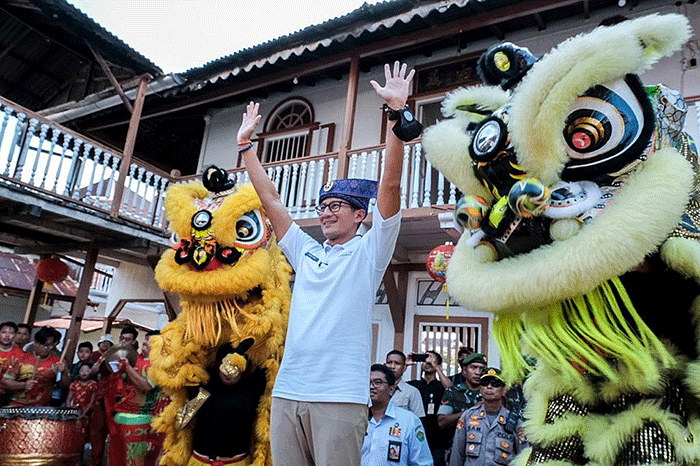Menparekraf Sandiaga Salahuddin Uno mengunjungi sejumlah destinasi wisata budaya di Kota Singkawang, Kalimantan Barat (Kalbar), Kamis (9/2/2023).
