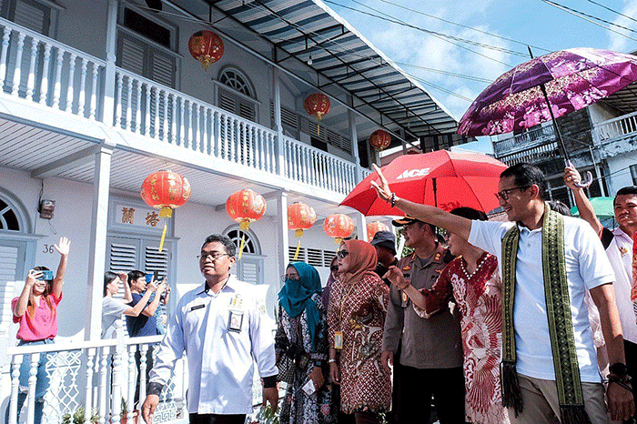 Menparekraf Sandiaga Salahuddin Uno mengunjungi sejumlah destinasi wisata budaya di Kota Singkawang, Kalimantan Barat (Kalbar), Kamis (9/2/2023).