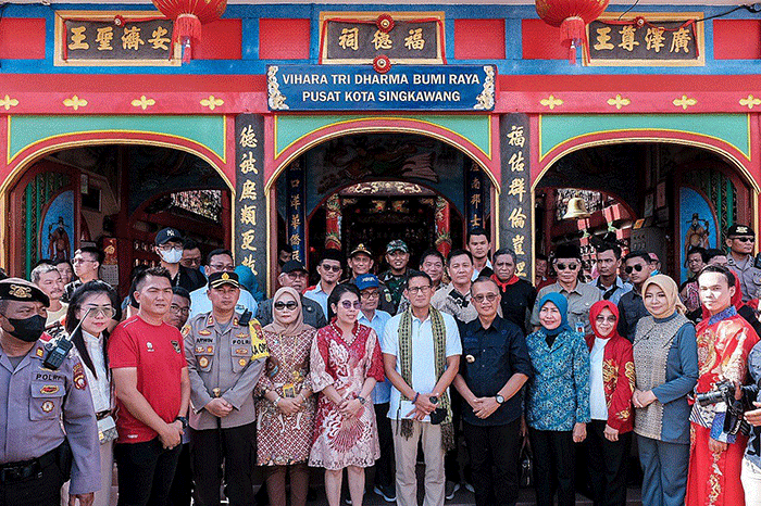 Menparekraf Sandiaga Salahuddin Uno mengunjungi sejumlah destinasi wisata budaya di Kota Singkawang, Kalimantan Barat (Kalbar), Kamis (9/2/2023).