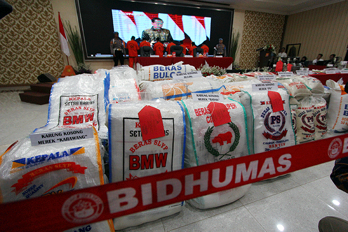Rilis kasus dugaan penyimpangan distribusi beras impor milik Bulog di Polda Banten, Serang, Banten, Jumat (10/2/2023).