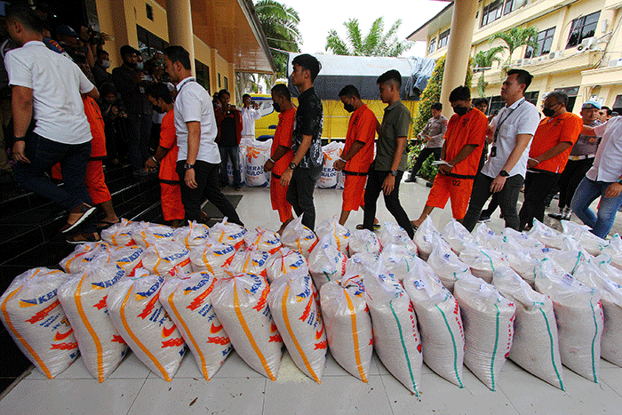 Rilis kasus dugaan penyimpangan distribusi beras impor milik Bulog di Polda Banten, Serang, Banten, Jumat (10/2/2023).