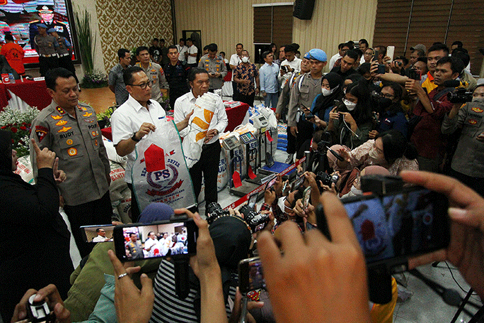 Rilis kasus dugaan penyimpangan distribusi beras impor milik Bulog di Polda Banten, Serang, Banten, Jumat (10/2/2023).