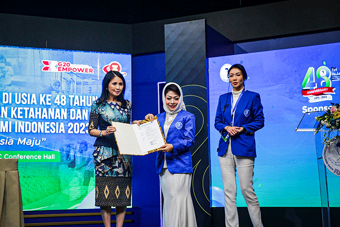 Executive Chairwoman MNC Group Liliana Tanoesoedibjo (kiri) saat menerima surat keputusan menjadi Anggota Dewan Konsultasi DPP IWAPI.