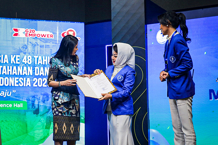 Executive Chairwoman MNC Group Liliana Tanoesoedibjo (kiri) saat menerima surat keputusan menjadi Anggota Dewan Konsultasi DPP IWAPI.