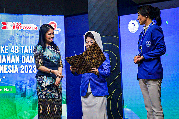 Executive Chairwoman MNC Group Liliana Tanoesoedibjo (kiri) saat menerima surat keputusan menjadi Anggota Dewan Konsultasi DPP IWAPI.