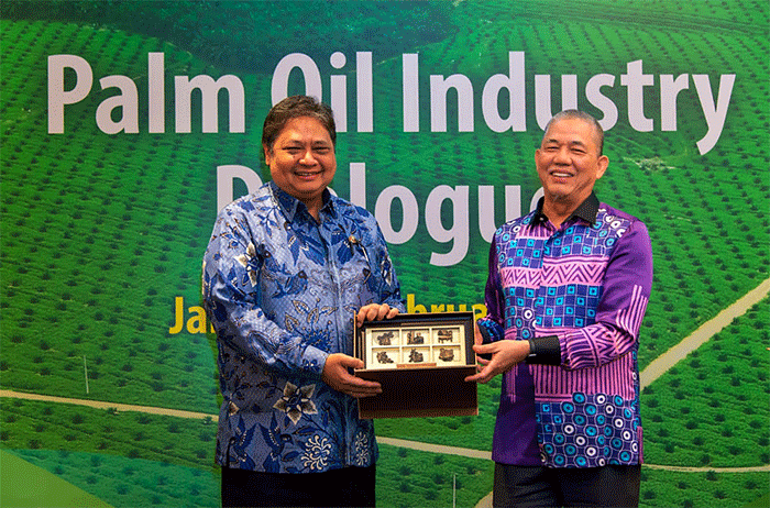 Indonesia dan Malaysia membahas pengembangan industri kelapa sawit.