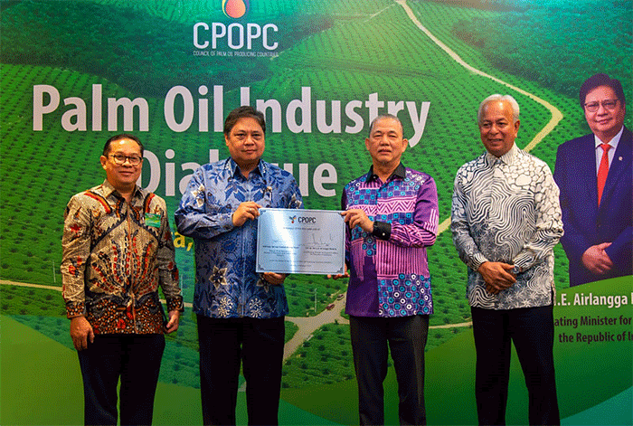Indonesia dan Malaysia membahas pengembangan industri kelapa sawit.