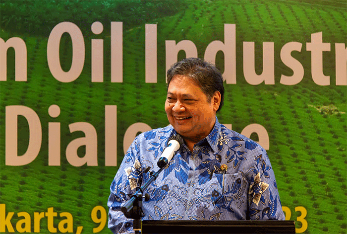 Indonesia dan Malaysia membahas pengembangan industri kelapa sawit.