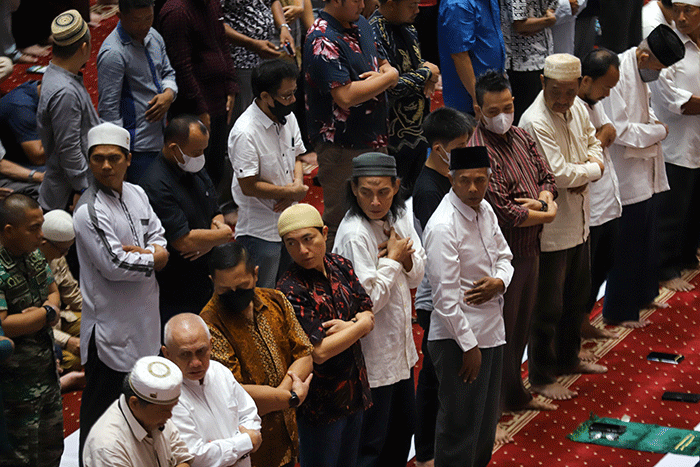 Umat muslim mengikuti Salat gaib di Masjid Istiqlal, Jakarta Pusat, Jumat (10/2/2023).