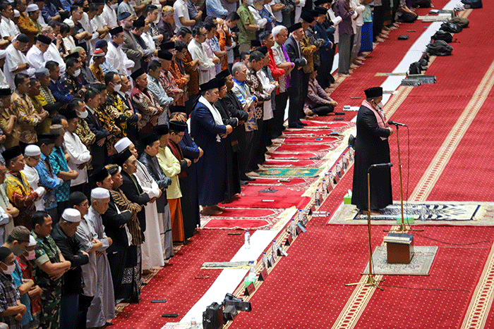 Umat muslim mengikuti Salat gaib di Masjid Istiqlal, Jakarta Pusat, Jumat (10/2/2023).