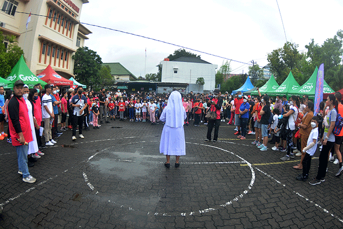 Ratusan siswa dan orang tua meramaikan kegiatan Family Gathering SD Marsudirini Semarang, di halaman sekolah setempat, Sabtu (11/2/2023).