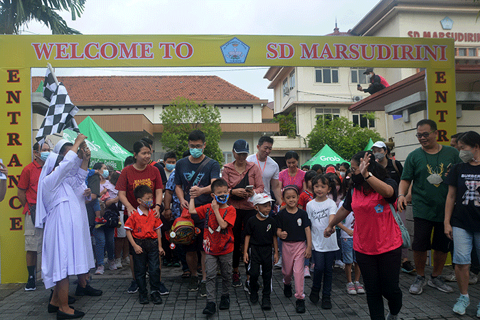 Ratusan siswa dan orang tua meramaikan kegiatan Family Gathering SD Marsudirini Semarang, di halaman sekolah setempat, Sabtu (11/2/2023).