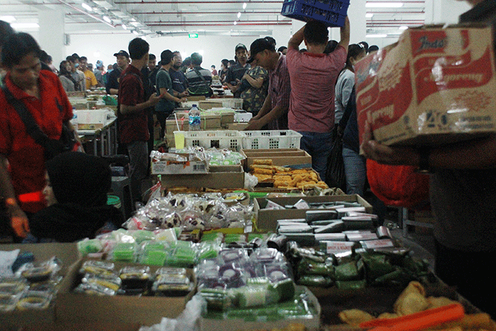 Pedagang kue tradisional atau kue subuh meramaikan Festival Kue di pusat perbelanjaan Senen, Jakarta Pusat, Jumat (10/2/2023).