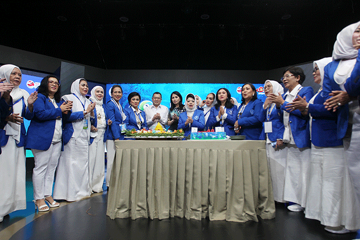 Executive Chairman MNC Group Hary Tanoesodibjo (tengah) menjadi pembicara dalam acara Talkshow Ikatan Wanita Pengusaha Indonesia (IWAPI).