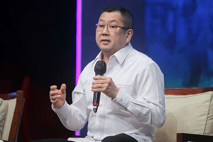 Executive Chairman MNC Group Hary Tanoesodibjo (tengah) menjadi pembicara dalam acara Talkshow Ikatan Wanita Pengusaha Indonesia (IWAPI).