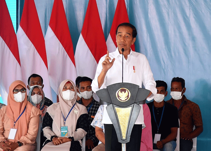 Presiden Joko Widodo menyerahkan kredit usaha rakyat (KUR) tahun 2023 sekaligus meluncurkan kartu tani digital untuk pupuk bersubsidi.
