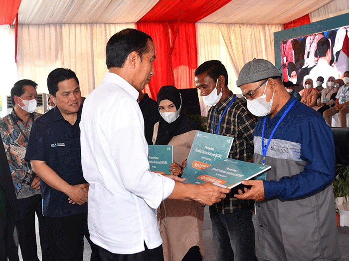 Presiden Joko Widodo menyerahkan kredit usaha rakyat (KUR) tahun 2023 sekaligus meluncurkan kartu tani digital untuk pupuk bersubsidi.