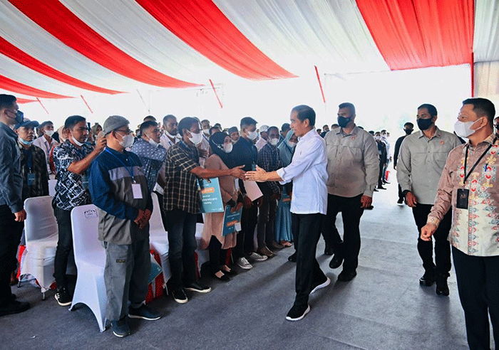 Presiden Joko Widodo menyerahkan kredit usaha rakyat (KUR) tahun 2023 sekaligus meluncurkan kartu tani digital untuk pupuk bersubsidi.