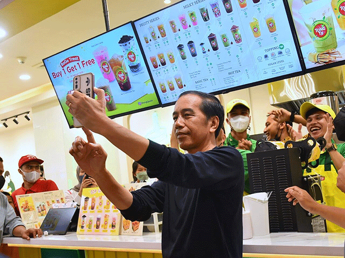 Disela-sela kunjungan kerjanya di Kota Medan, Presiden Joko Widodo mengunjungi Sun Plaza, Kota Medan, Provinsi Sumatra Utara, Jumat (10/2/2023) malam.