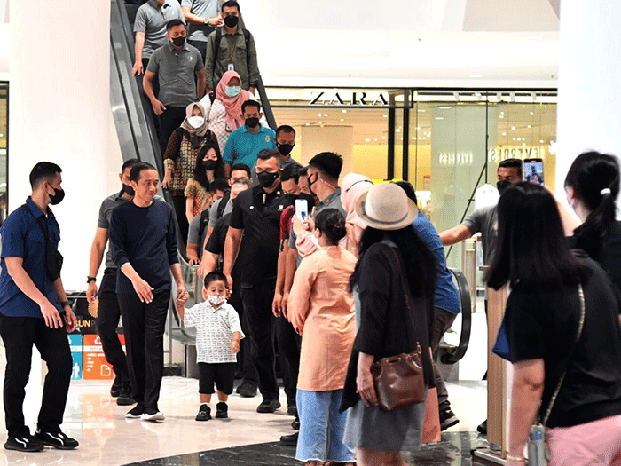 Disela-sela kunjungan kerjanya di Kota Medan, Presiden Joko Widodo mengunjungi Sun Plaza, Kota Medan, Provinsi Sumatra Utara, Jumat (10/2/2023) malam.