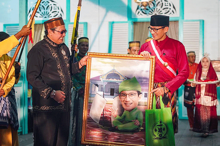 Menteri Pariwisata dan Ekonomi Kreatif (Menparekraf) Sandiaga Salahuddin Uno dianugerahi gelar Pangeran Nata Yasa Wangsa oleh Kerajaan Mempawah.