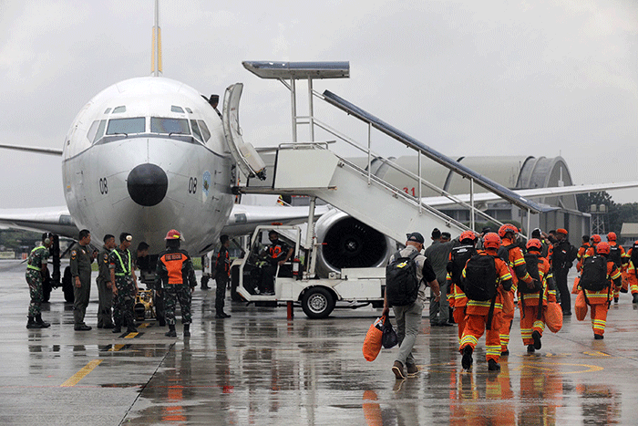 Petugas SAR gabungan memasuki pesawat boeing 747 TNI AU untuk mengikuti misi kemanusian ke Turki di Lanud Halim Perdanakusuma, Jakarta.