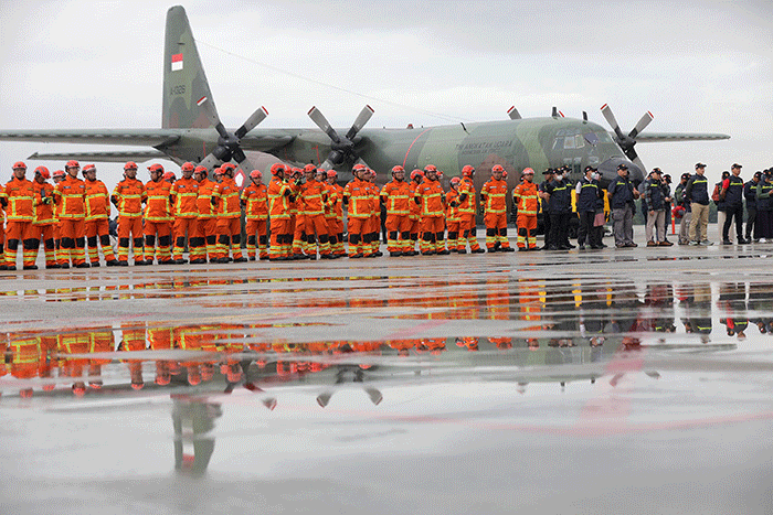Petugas SAR gabungan memasuki pesawat boeing 747 TNI AU untuk mengikuti misi kemanusian ke Turki di Lanud Halim Perdanakusuma, Jakarta.