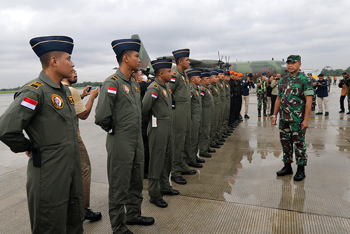 Petugas SAR gabungan memasuki pesawat boeing 747 TNI AU untuk mengikuti misi kemanusian ke Turki di Lanud Halim Perdanakusuma, Jakarta.