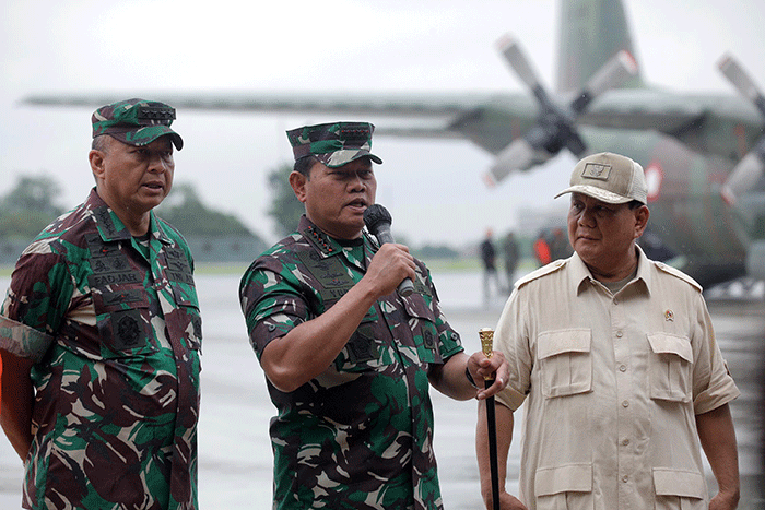 Petugas SAR gabungan memasuki pesawat boeing 747 TNI AU untuk mengikuti misi kemanusian ke Turki di Lanud Halim Perdanakusuma, Jakarta.