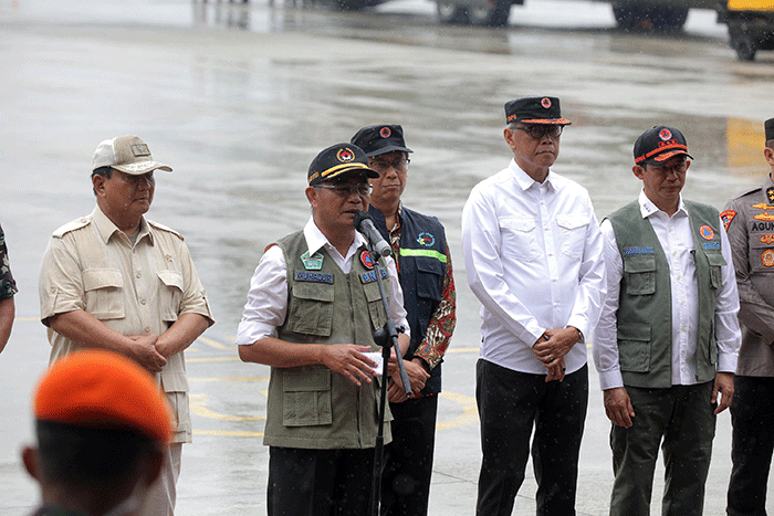 Petugas SAR gabungan memasuki pesawat boeing 747 TNI AU untuk mengikuti misi kemanusian ke Turki di Lanud Halim Perdanakusuma, Jakarta.