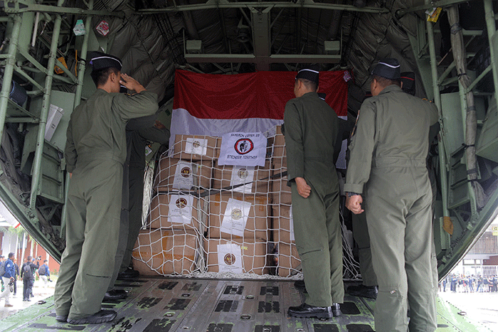 Petugas SAR gabungan memasuki pesawat boeing 747 TNI AU untuk mengikuti misi kemanusian ke Turki di Lanud Halim Perdanakusuma, Jakarta.