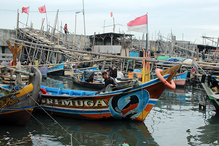 Nelayan membuat jaring ikan di Cilincing, Jakarta utara, Jumat (10/2/2023).