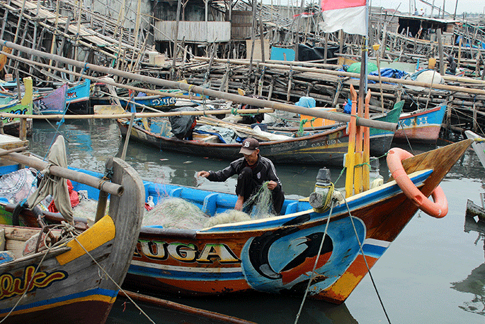 Nelayan membuat jaring ikan di Cilincing, Jakarta utara, Jumat (10/2/2023).