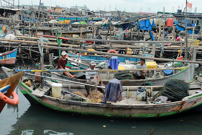 Nelayan membuat jaring ikan di Cilincing, Jakarta utara, Jumat (10/2/2023).