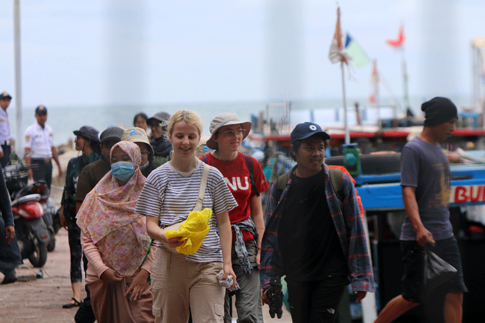 Wisatawan memadati kawasan wisata Kampung Jepang di Pantai Sakura, Kepulauan Seribu Selatan, Jakarta, Sabtu (11/2/2023).