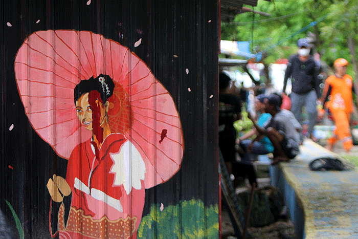 Wisatawan memadati kawasan wisata Kampung Jepang di Pantai Sakura, Kepulauan Seribu Selatan, Jakarta, Sabtu (11/2/2023).