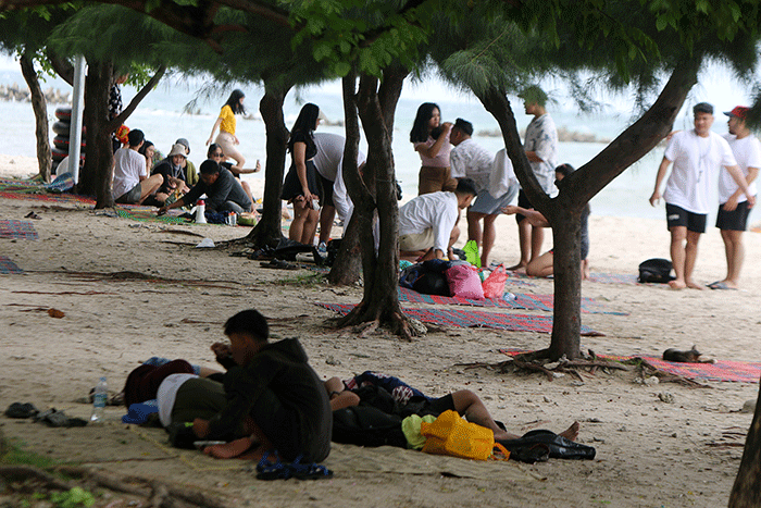 Wisatawan memadati kawasan wisata Kampung Jepang di Pantai Sakura, Kepulauan Seribu Selatan, Jakarta, Sabtu (11/2/2023).