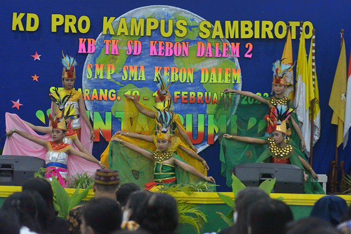 Tarian tradisional yang ditampilkan para siswa menyemarakkan kegiatan KD Pro 2023 di Kampus Kebon Dalem Sambiroto, Semarang, Jawa Tengah.
