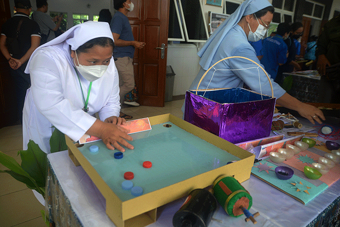 Tarian tradisional yang ditampilkan para siswa menyemarakkan kegiatan KD Pro 2023 di Kampus Kebon Dalem Sambiroto, Semarang, Jawa Tengah.