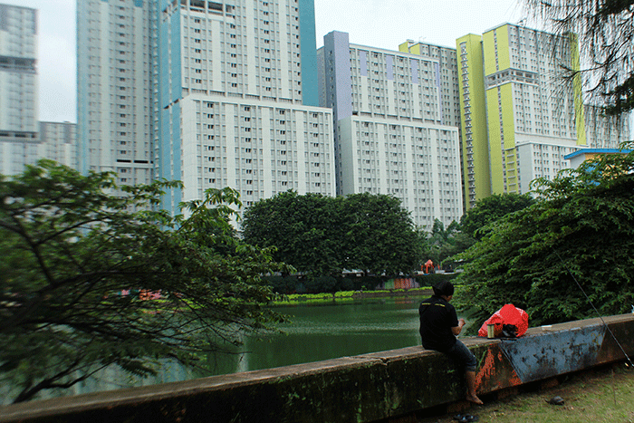 Warga memancing di Danau Sunter, Jakarta Utara, Minggu (12/2/2023).