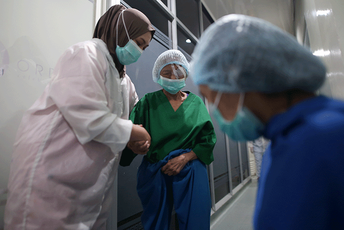 Sejumlah pasien menjalani operasi mata katarak di klinik mata JEC-Orbita Makassar, Minggu (12/2/2023).