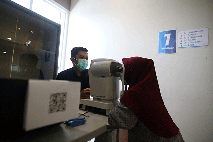 Sejumlah pasien menjalani operasi mata katarak di klinik mata JEC-Orbita Makassar, Minggu (12/2/2023).