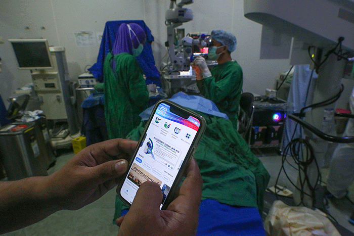 Sejumlah pasien menjalani operasi mata katarak di klinik mata JEC-Orbita Makassar, Minggu (12/2/2023).