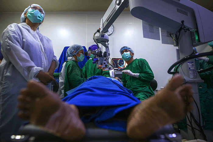 Sejumlah pasien menjalani operasi mata katarak di klinik mata JEC-Orbita Makassar, Minggu (12/2/2023).