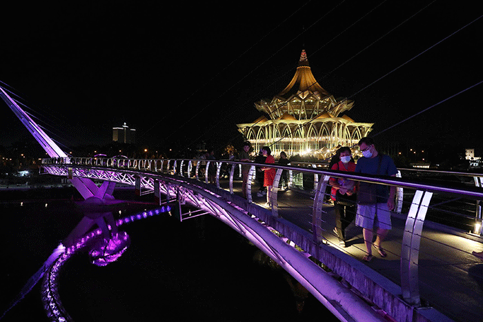 Pengunjung melihat kerlap-kerlip lampu pada gedung Dewan Undangan Negeri Sarawak di Kuching Waterfront, Kuching, Malaysia, Sabtu (11/2/2023).