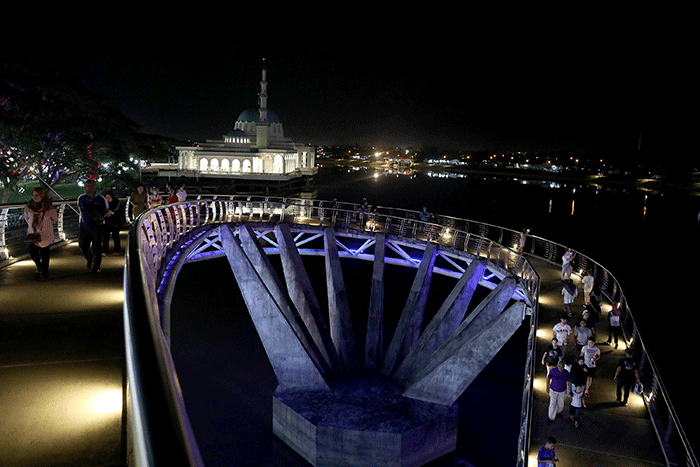 Pengunjung melihat kerlap-kerlip lampu pada gedung Dewan Undangan Negeri Sarawak di Kuching Waterfront, Kuching, Malaysia, Sabtu (11/2/2023).