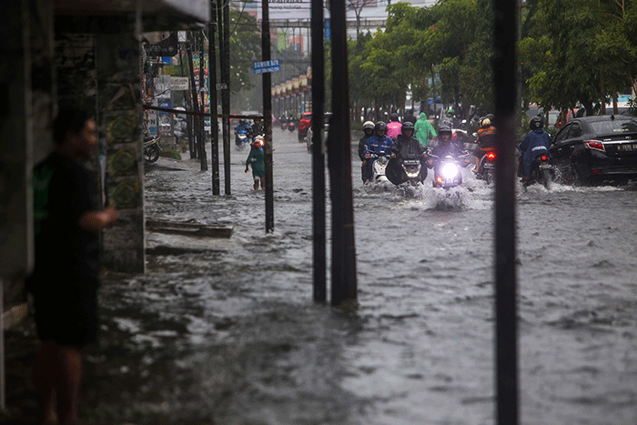 Hujan Deras Kota Makassar Terendam Banjir